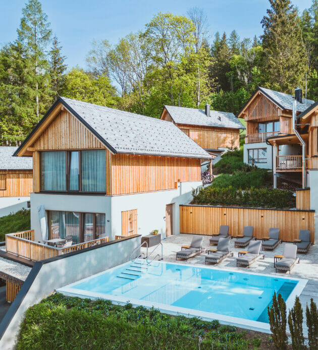 Mit viel Hingabe haben wir einen Rückzugsort geschaffen, der Komfort und Natur in perfekter Harmonie vereint. Der atemberaubende Panoramablick auf die Mariazeller Berge lädt zum Innehalten und Entspannen ein. Über den Dächern von Mariazell finden Sie einen ruhigen Ort, der Kraft spendet und zum Verweilen einlädt. Genießen Sie die Idylle am privaten Steg des Erlaufsees, den Duft frisch gebackener Köstlichkeiten oder das entspannte Frühstück im Pyjama – all das sorgt für unvergessliche Momente in den Bergen.